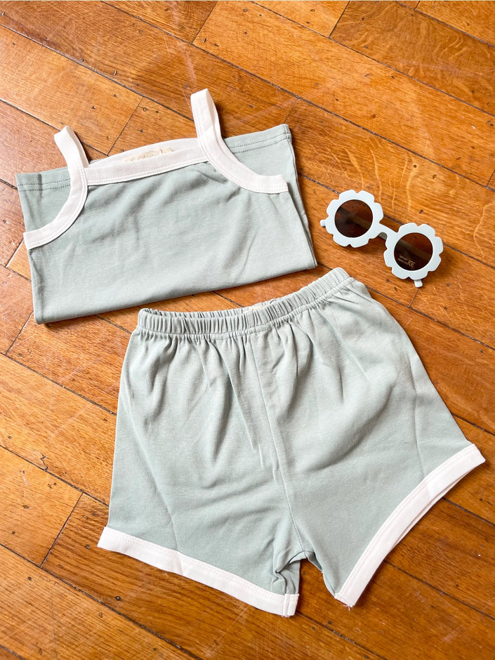 Sleeveless summer outfit