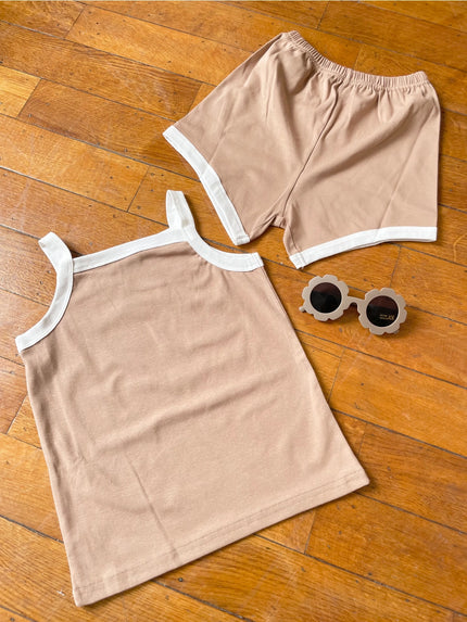 Sleeveless summer outfit